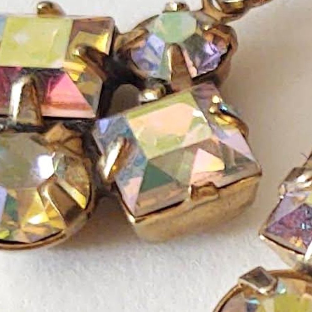 Vintage screw back iridescent rhinestone earrings - Picture 13 of 13